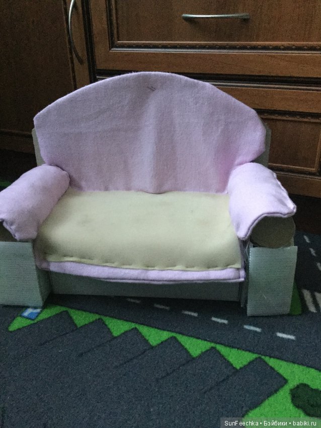 Диванчик для куклы-бабушки из подручных материалов (фото 8)