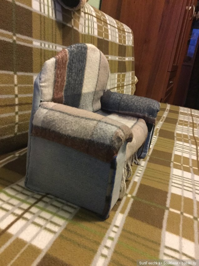 Диванчик для куклы-бабушки из подручных материалов