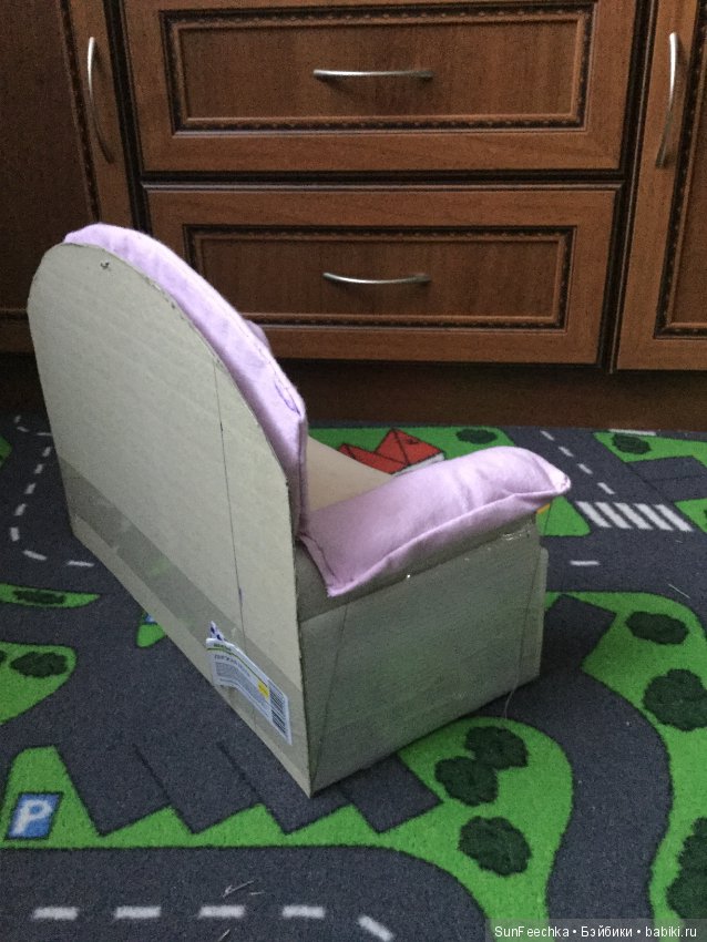 Диванчик для куклы-бабушки из подручных материалов (фото 9)