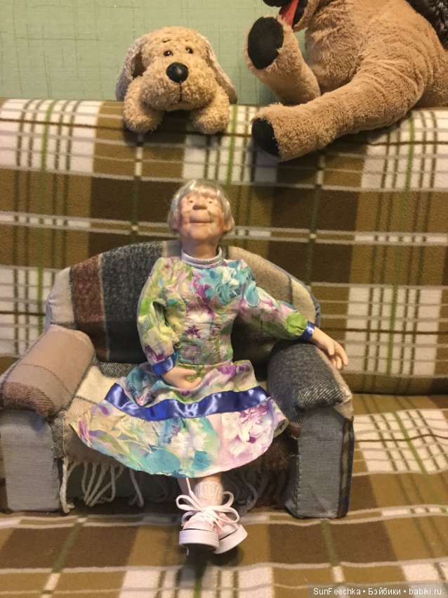 Диванчик для куклы-бабушки из подручных материалов