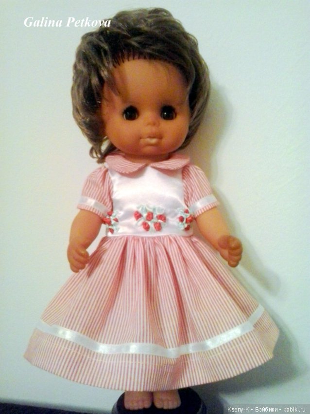 Платье с вышивкой лентами для кукол Paola Reina 32 см "Малышка Рози"