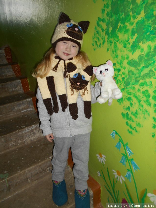 Связали зверошарфик-котик и шапочку, пока болели