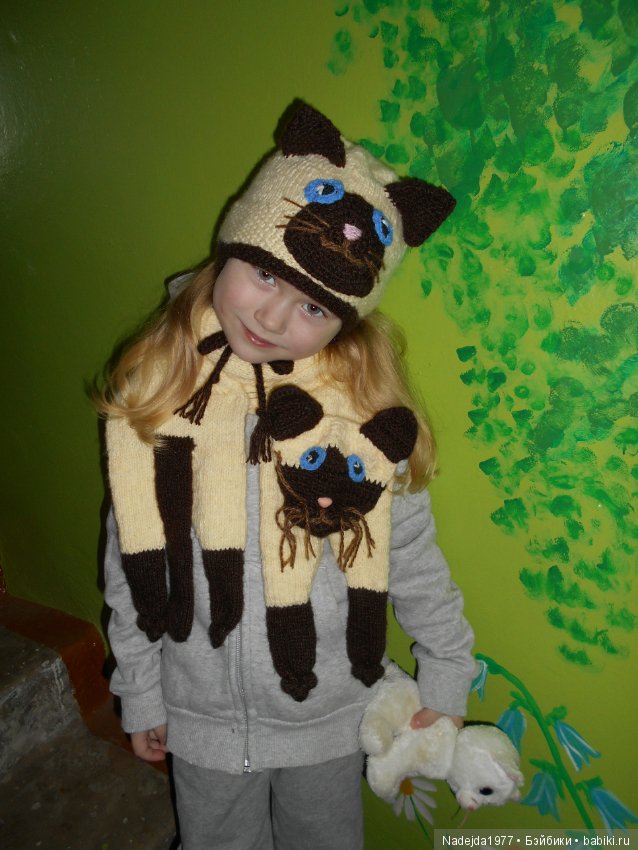 Связали зверошарфик-котик и шапочку, пока болели