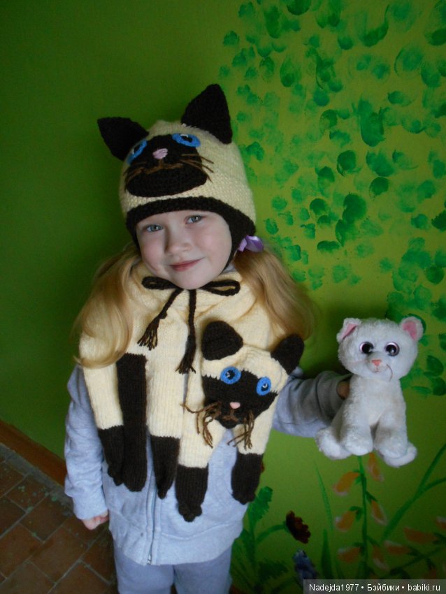 Связали зверошарфик-котик и шапочку, пока болели