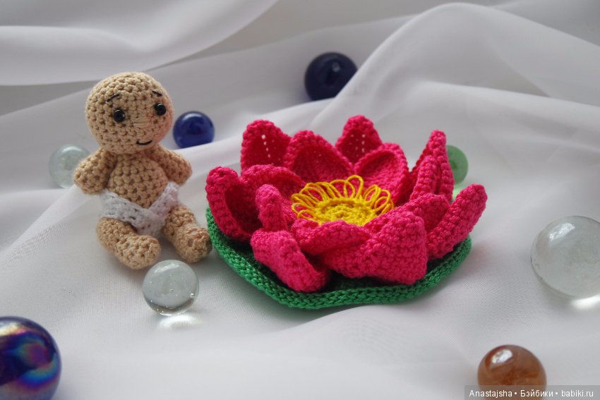 Малыш в лотосе - игрушка вязанная крючком (фото 2)