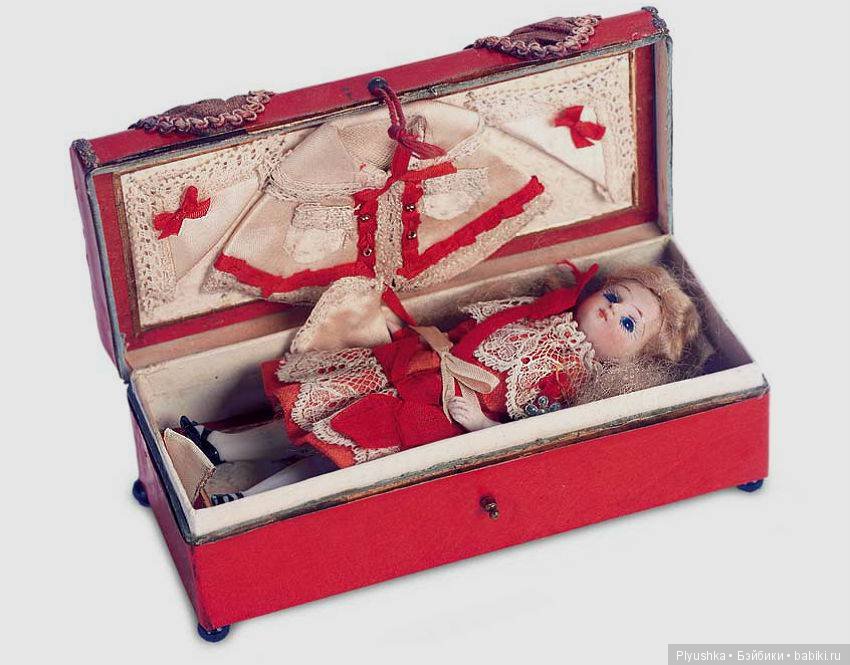 Кукла с чемоданом