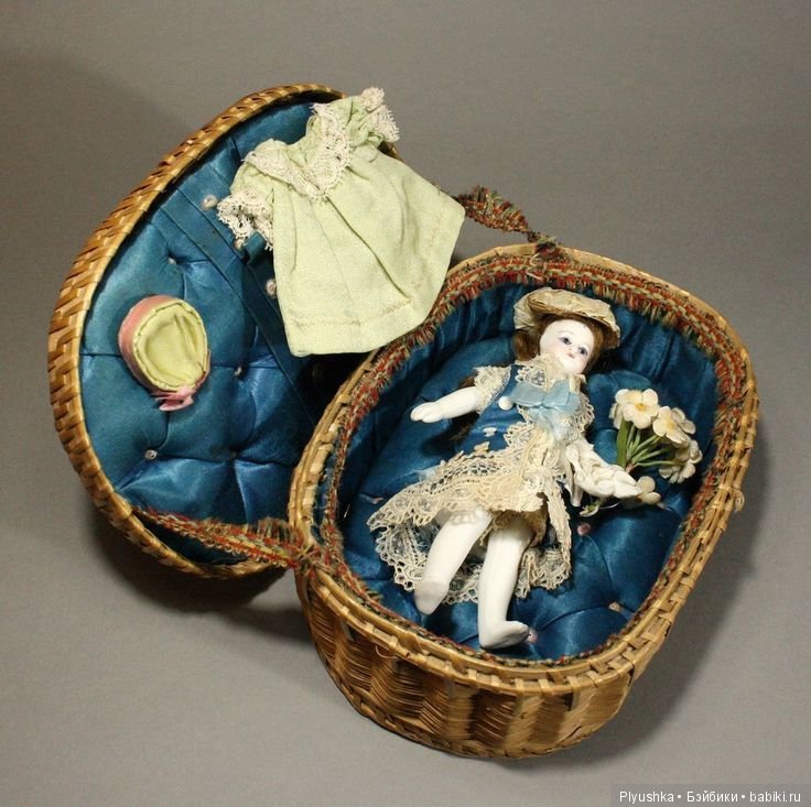 Старинные куклы с приданым