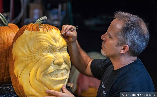 Самые жуткие лица, вырезанные художником на тыкве