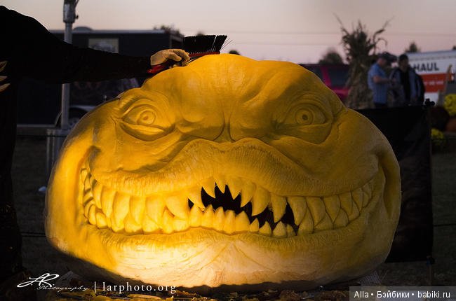 Самые жуткие лица, вырезанные художником на тыкве