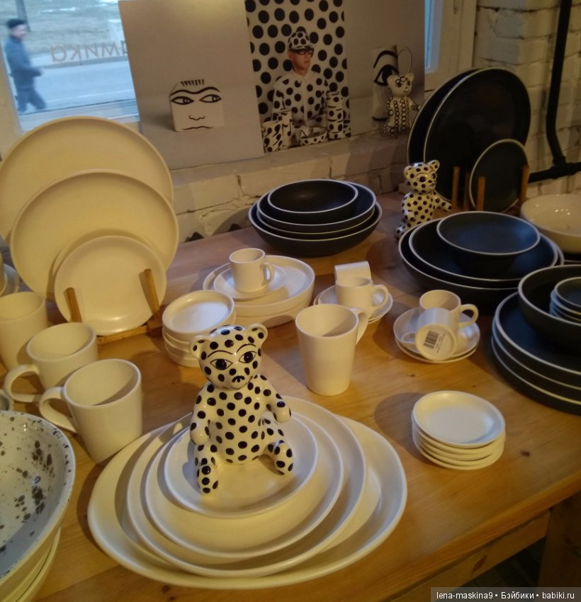 Элина на прогулке на ВВЦ и в Ботаническом саду:)