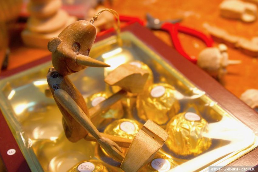 Станислав Дерябин и его мультяшные фигурки, куклы из дерева