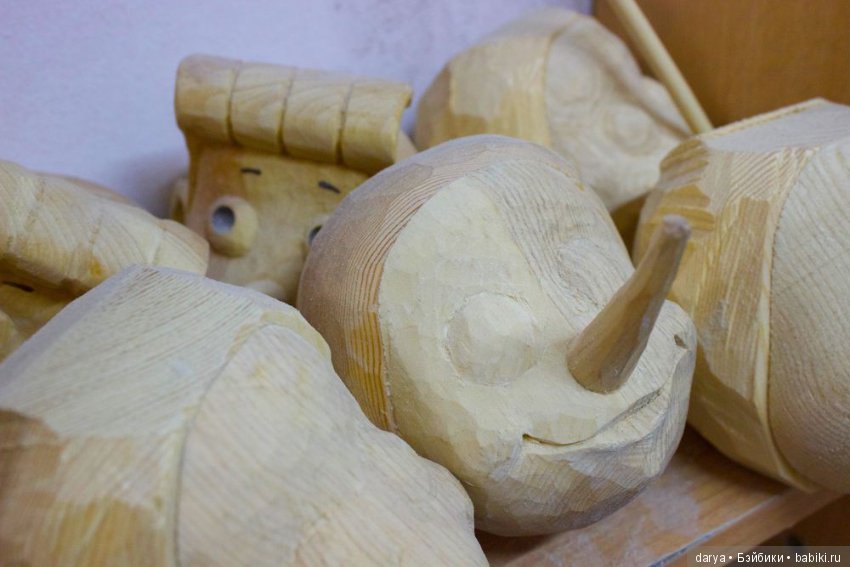 Станислав Дерябин и его мультяшные фигурки, куклы из дерева (фото 9)