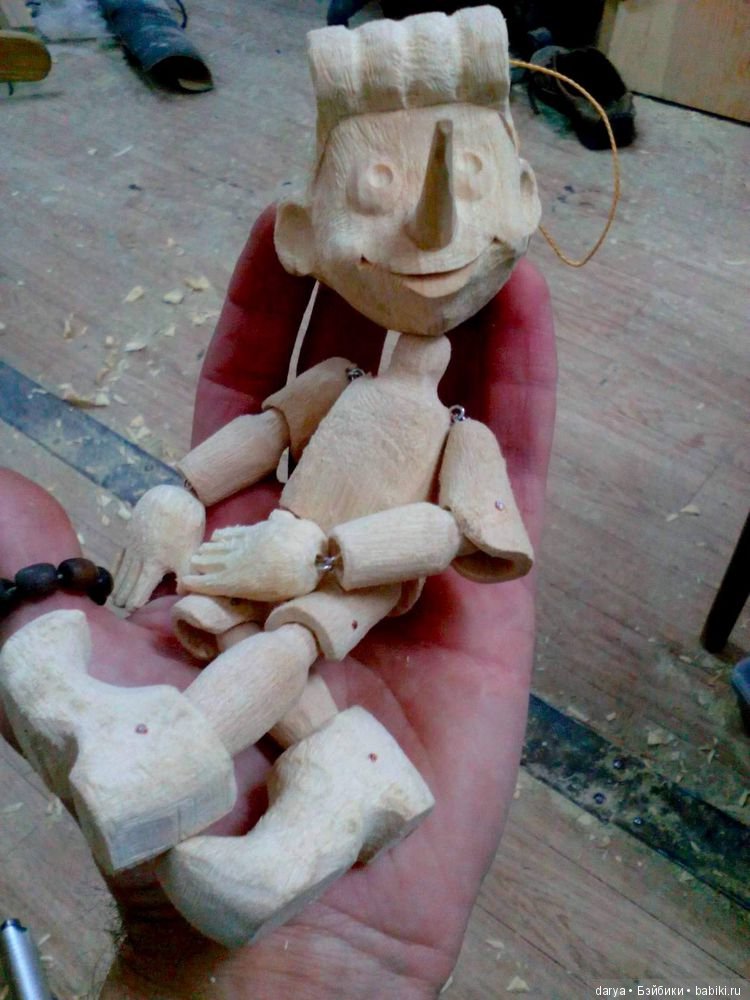 Станислав Дерябин и его мультяшные фигурки, куклы из дерева