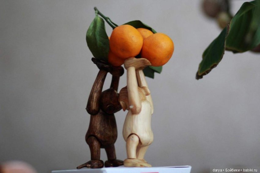 Станислав Дерябин и его мультяшные фигурки, куклы из дерева