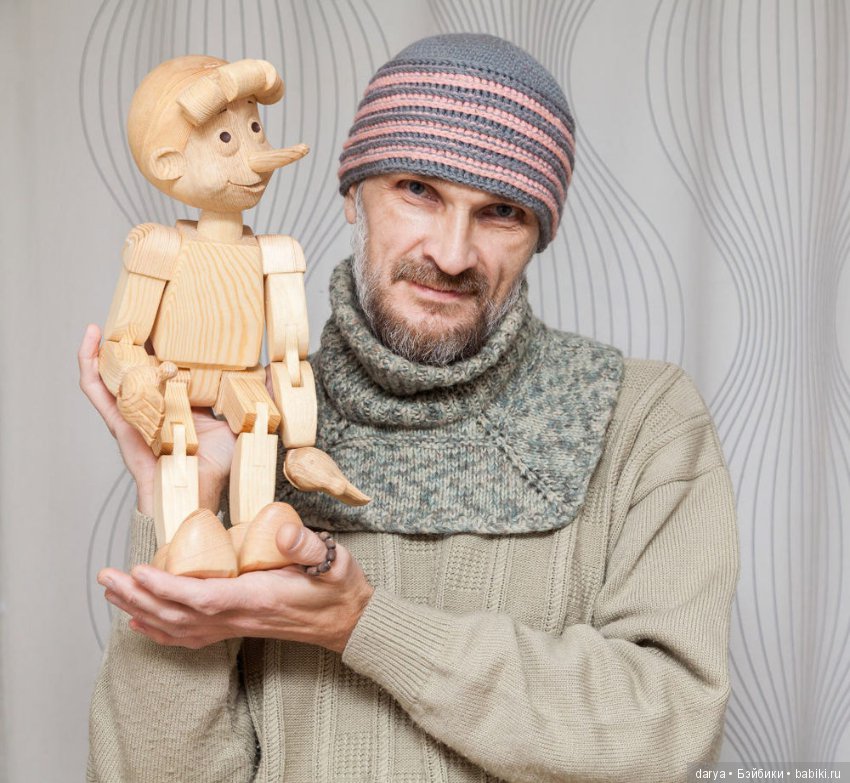 Станислав Дерябин и его мультяшные фигурки, куклы из дерева