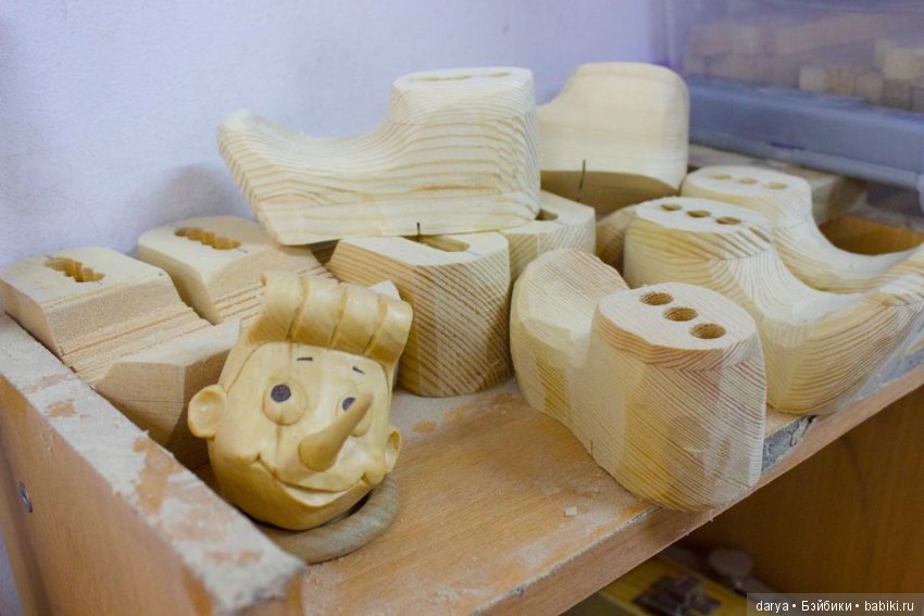 Станислав Дерябин и его мультяшные фигурки, куклы из дерева (фото 10)