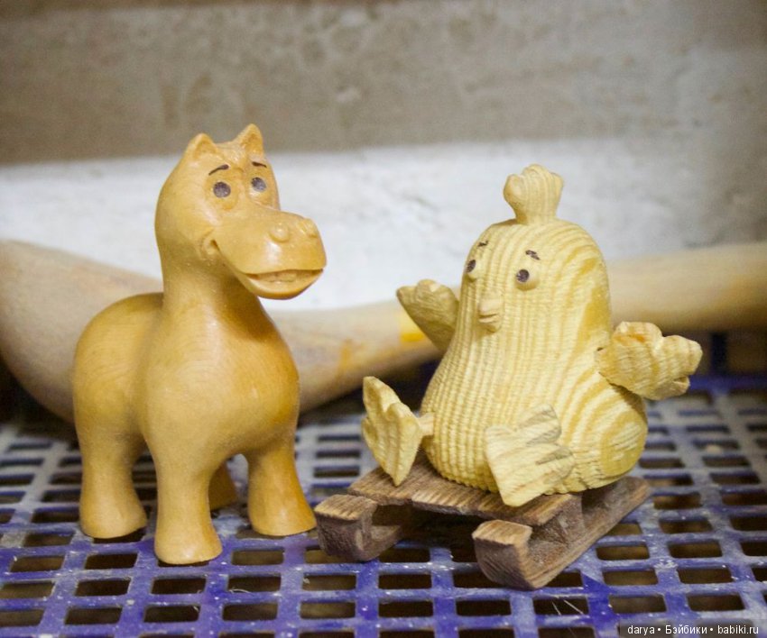 Станислав Дерябин и его мультяшные фигурки, куклы из дерева