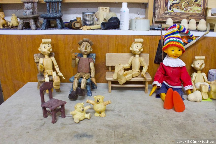 Станислав Дерябин и его мультяшные фигурки, куклы из дерева
