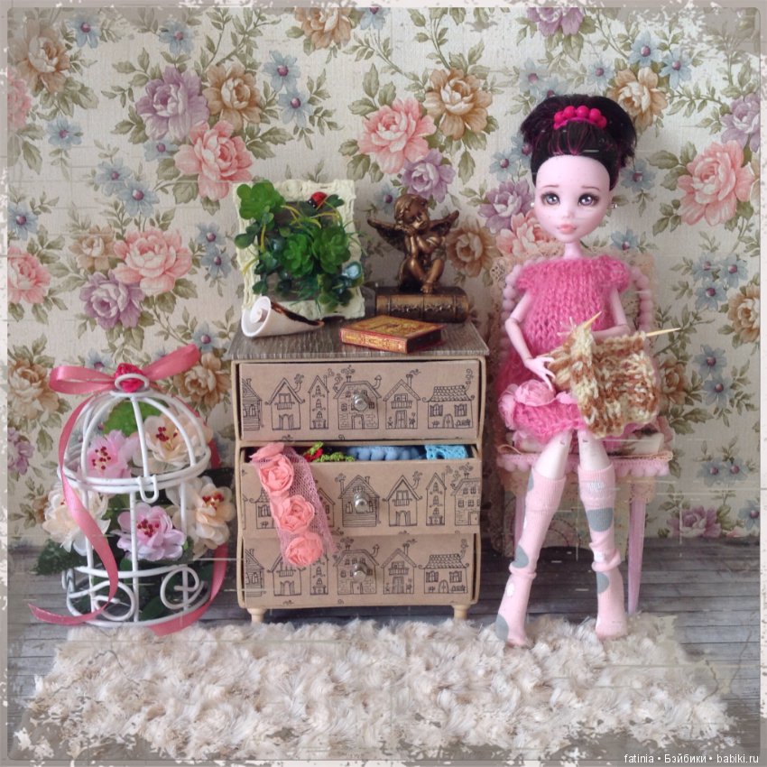 Уголок в романтическом стиле для отдыха и рукоделия. 1:6