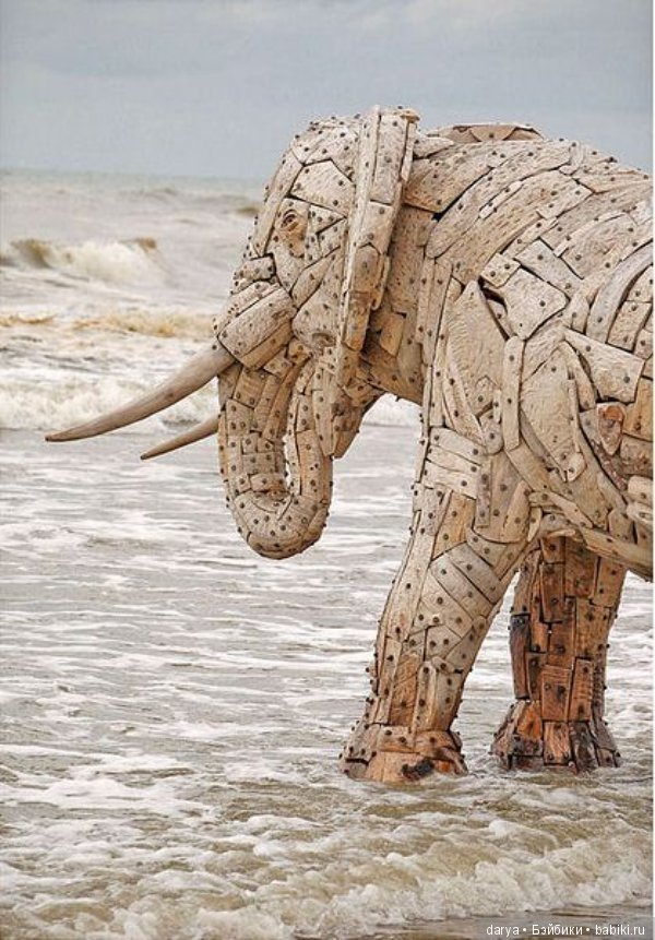 Скульптуры слонов из дерева