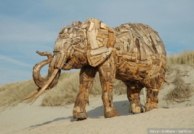 Скульптуры слонов из дерева (фото 10)
