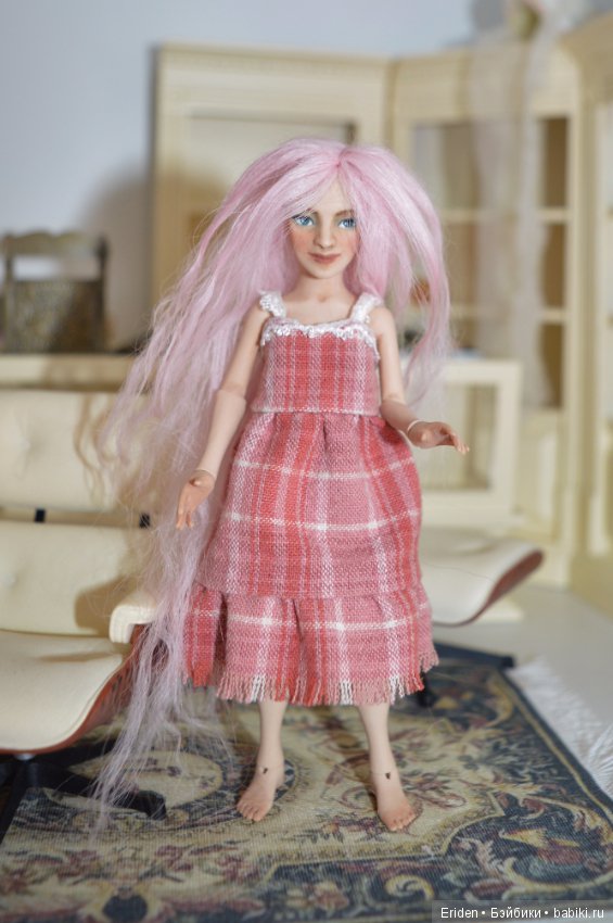 Розовой парик для миниатюрной куколки (фото 4)