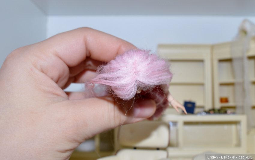 Розовой парик для миниатюрной куколки (фото 8)