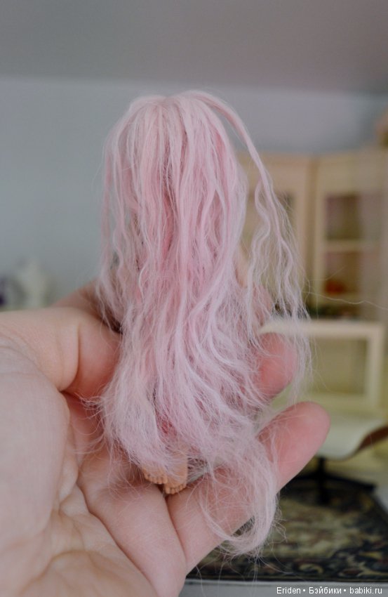 Розовой парик для миниатюрной куколки (фото 7)
