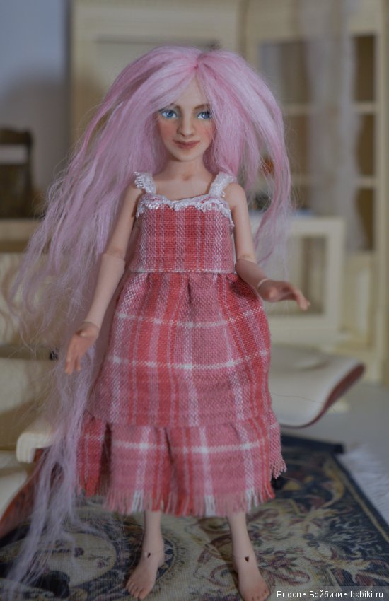 Розовой парик для миниатюрной куколки (фото 5)