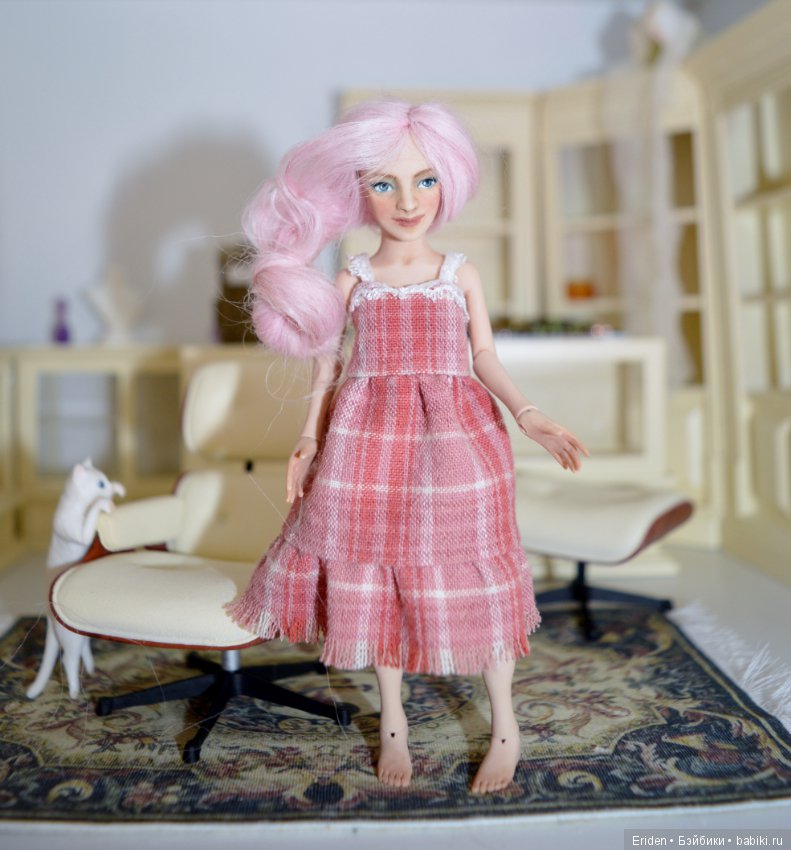 Розовой парик для миниатюрной куколки