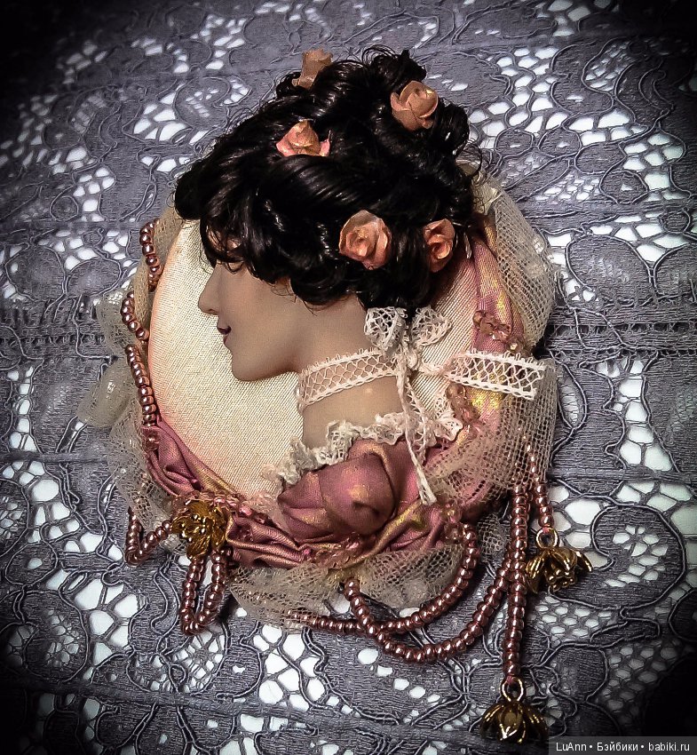 Кукольные скульптурные брошки