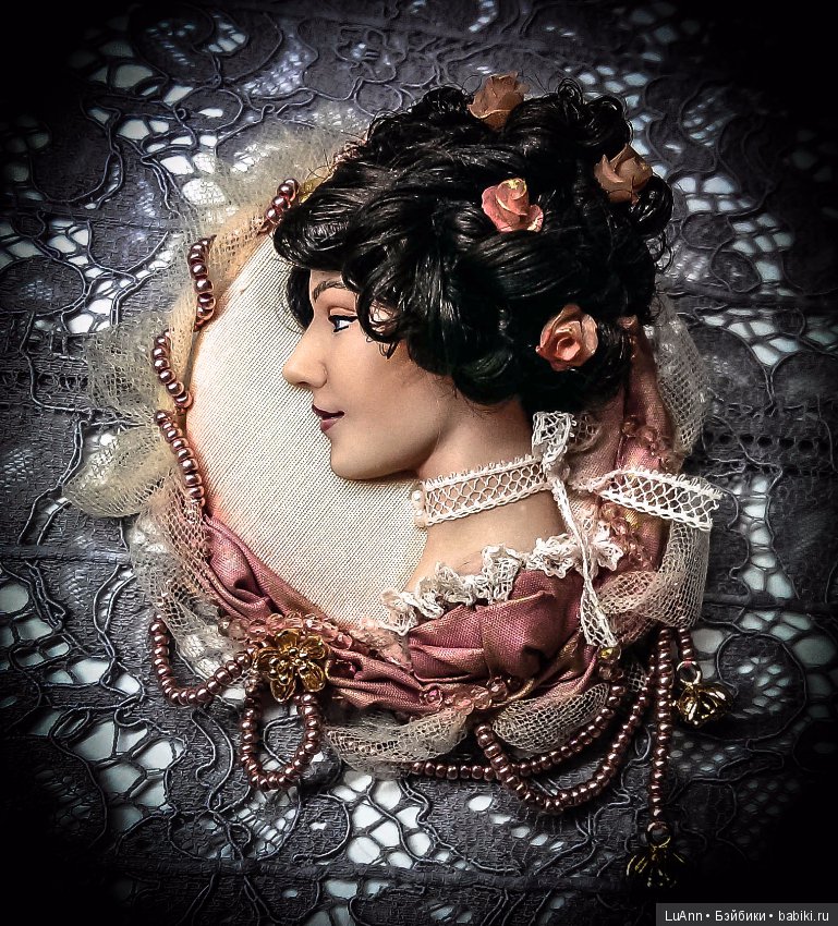 Кукольные скульптурные брошки