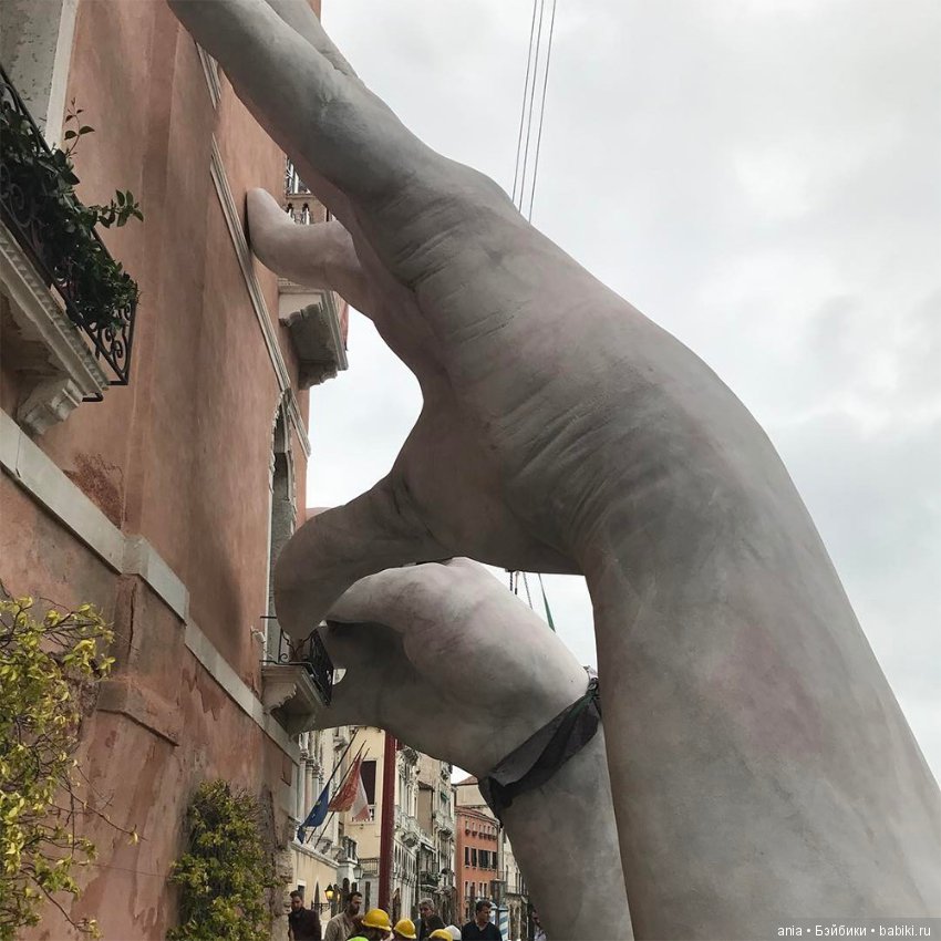 Скульптурная композиция Руки от Lorenzo Quinn (фото 2)