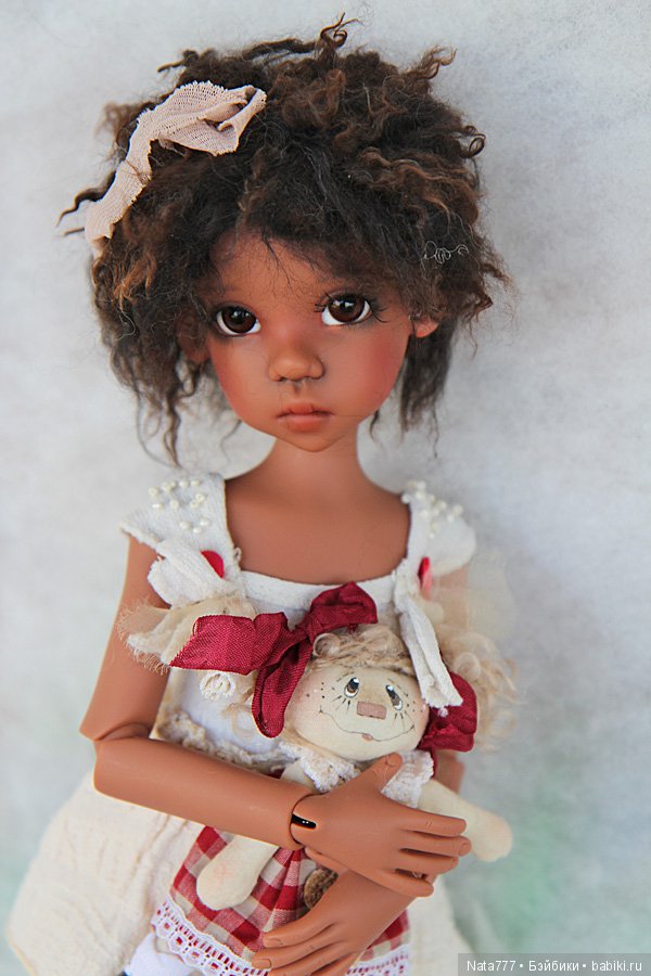 Прекрасная Мисси в светлом и кофейном цвете от Kaye Wiggs (фото 10)