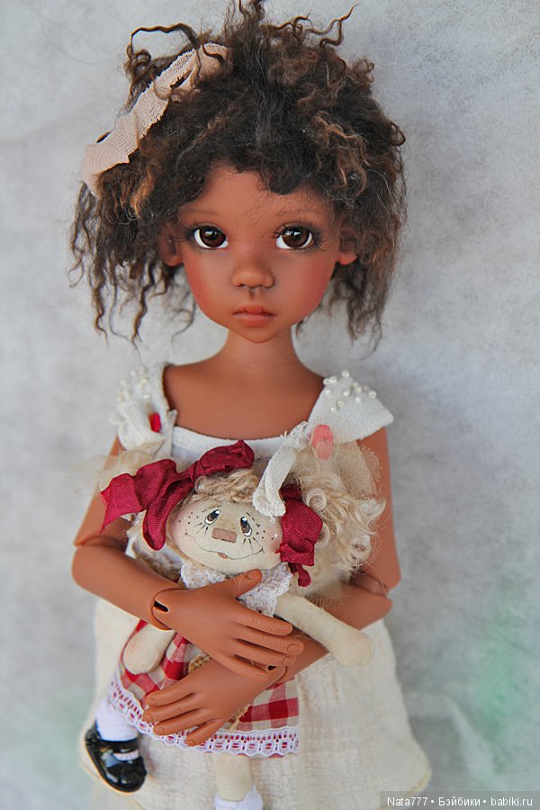 Прекрасная Мисси в светлом и кофейном цвете от Kaye Wiggs