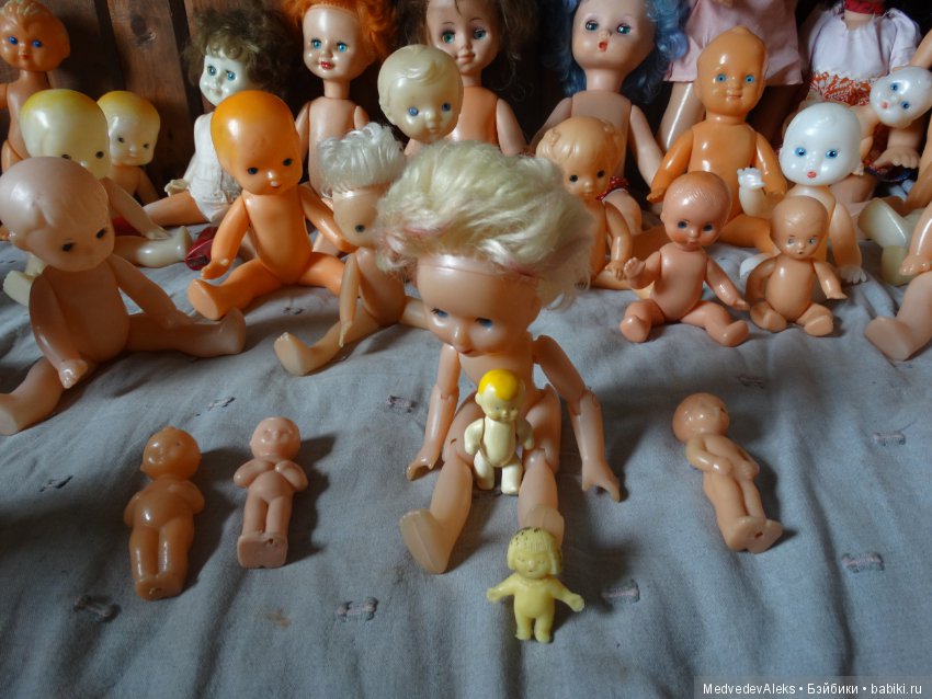 Люди, помогите разобраться с коробкой с куклами (фото 2)