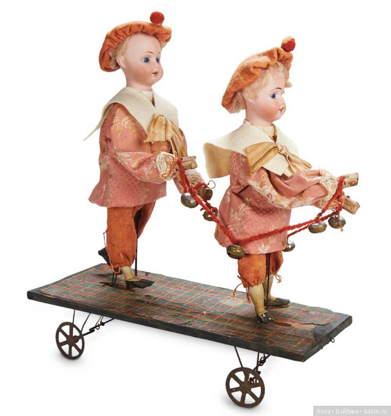 Механические антикварные игрушки, приходят в действие от вращения колёс