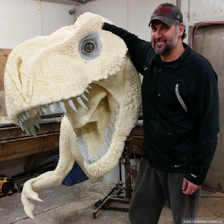 Скульптор Cesar Dacol Jr. Динозавр