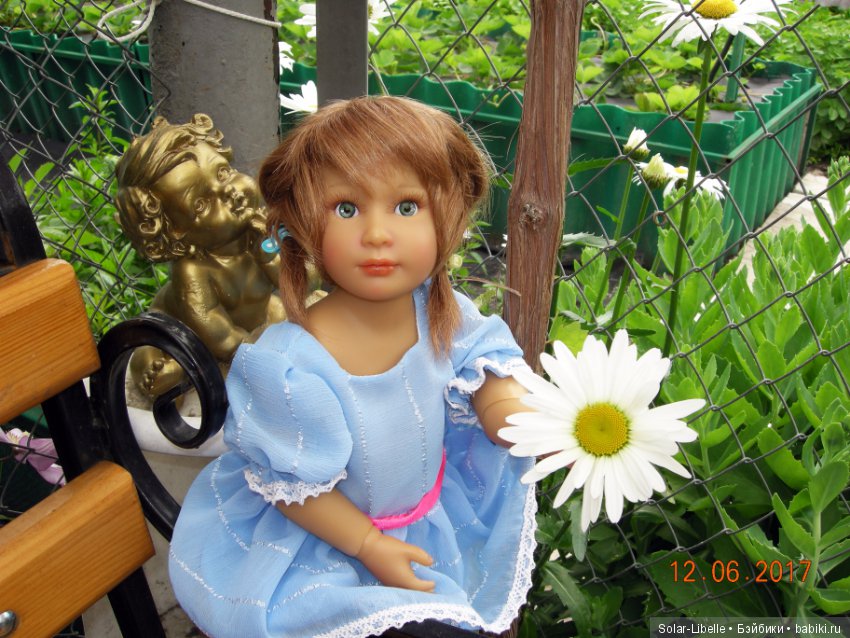 Куколка кидзик на прогулке