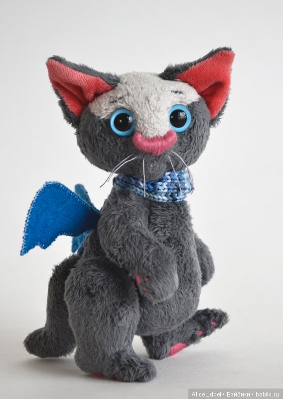 Очень странное животное, возможно, из семейства кошачьих, игрушка ручной работы