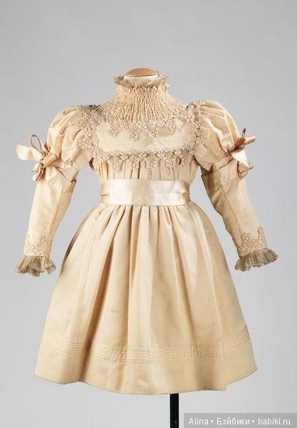Кукольные и детские антикварные наряды