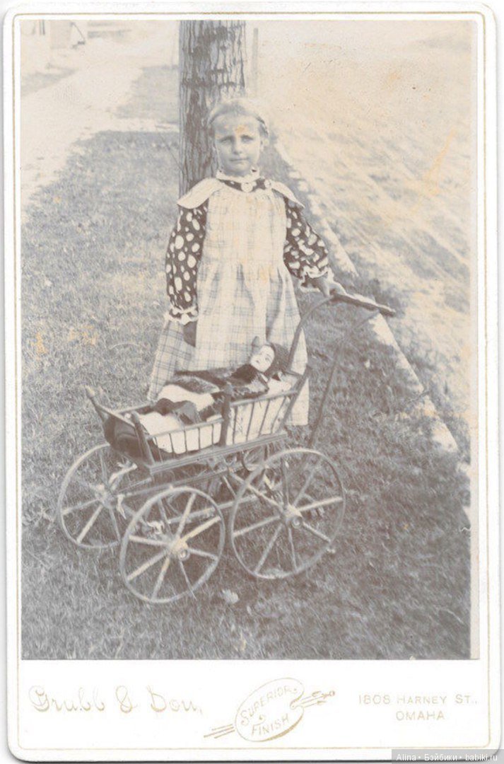 Детки с антикварными колясочками для кукол