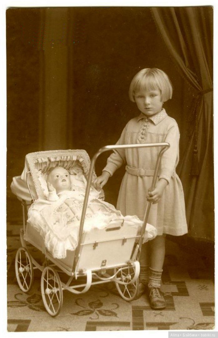 Детки с антикварными колясочками для кукол (фото 8)