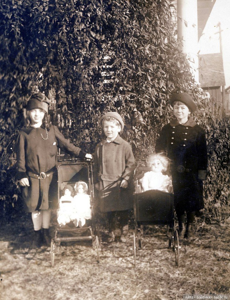 Детки с антикварными колясочками для кукол