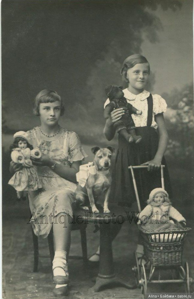 Детки с антикварными колясочками для кукол