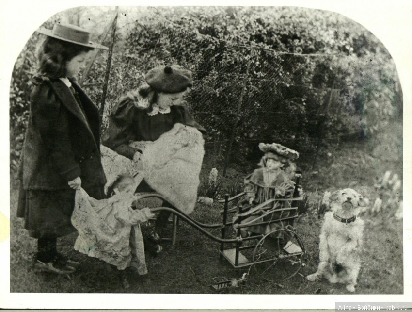 Детки с антикварными колясочками для кукол