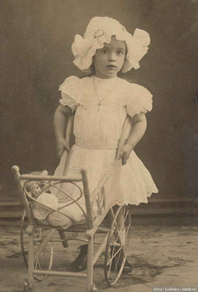 Детки с антикварными колясочками для кукол