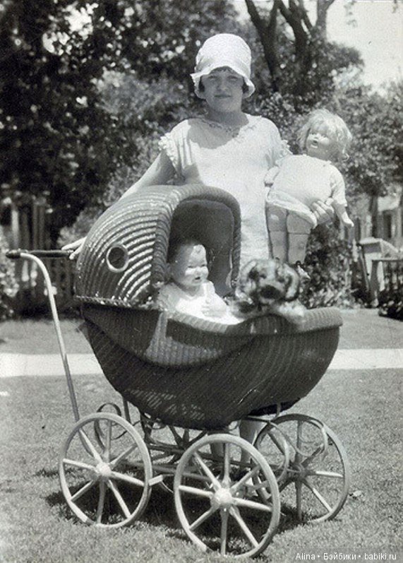 Детки с антикварными колясочками для кукол