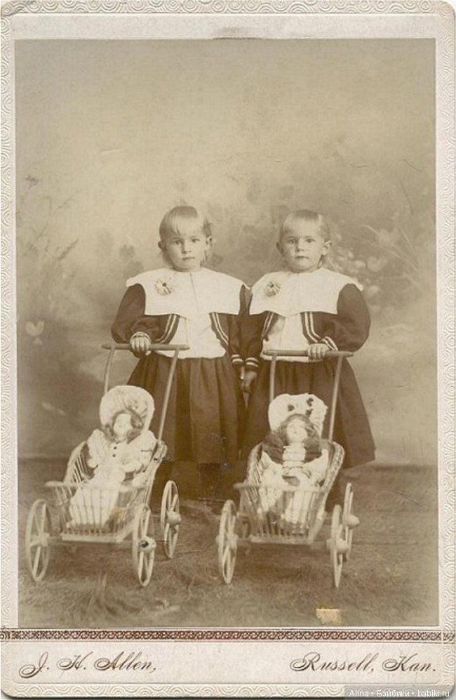 Детки с антикварными колясочками для кукол