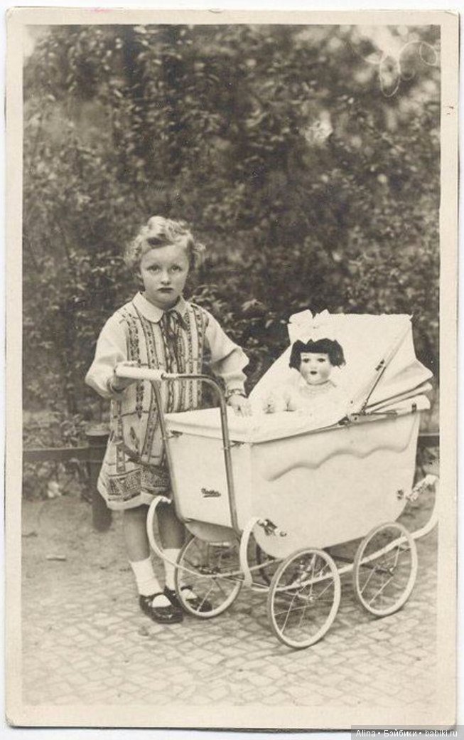 Детки с антикварными колясочками для кукол